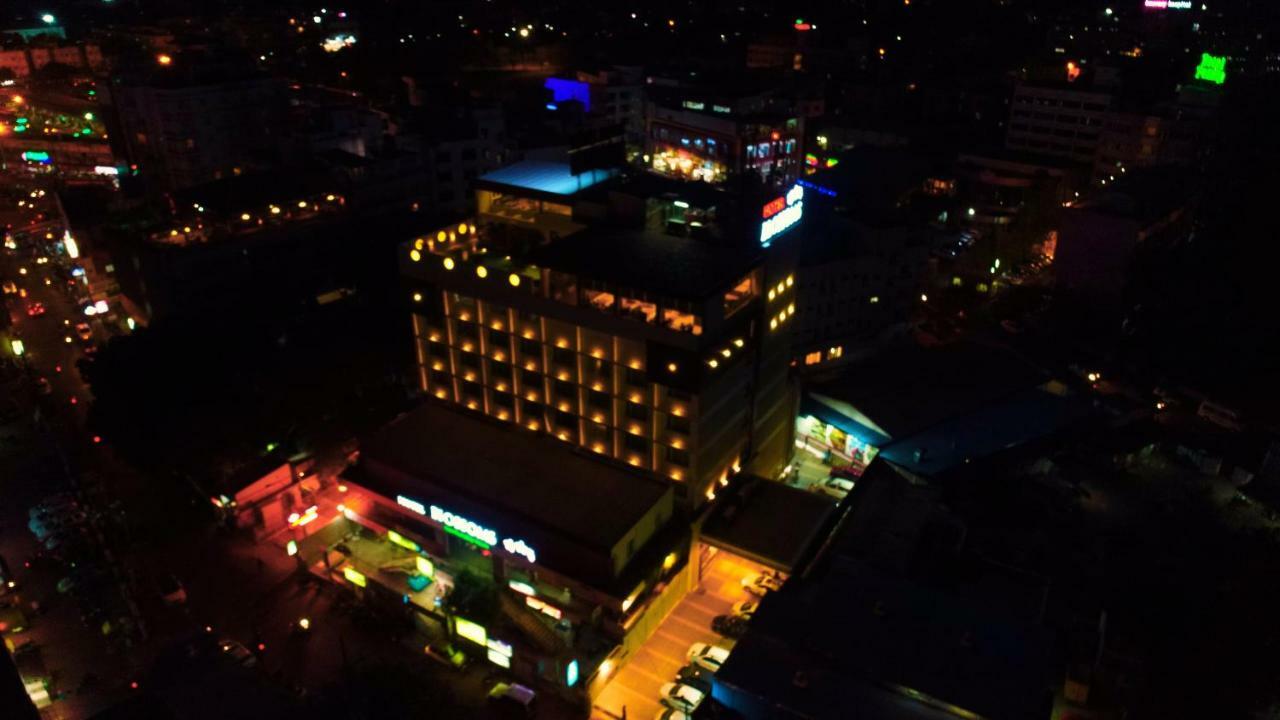 Hotel Blossoms Tiruchirappalli Exterior foto